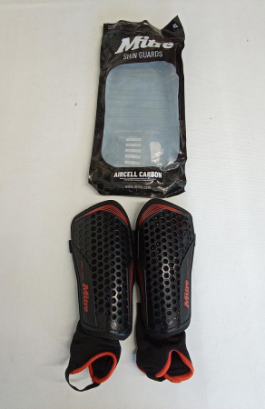 Tibiere fotbal pentru adulti Mitre Aircell, aparatori unisex, negru/rosu, marime XL [1]