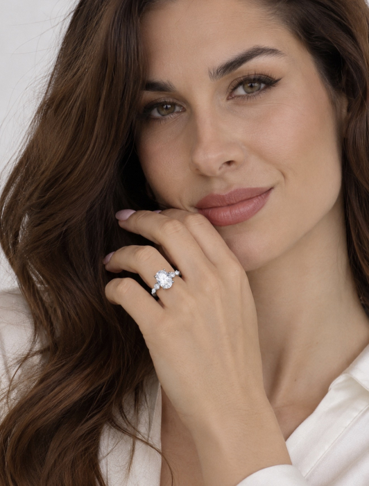 Inel de Logodnă Moissanite Oval cu Halo Ascuns & Pietre Laterale – The Everly [8]