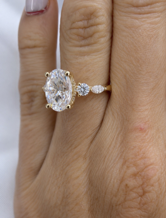 Inel de Logodnă Moissanite Oval cu Halo Ascuns & Pietre Laterale – The Everly [6]