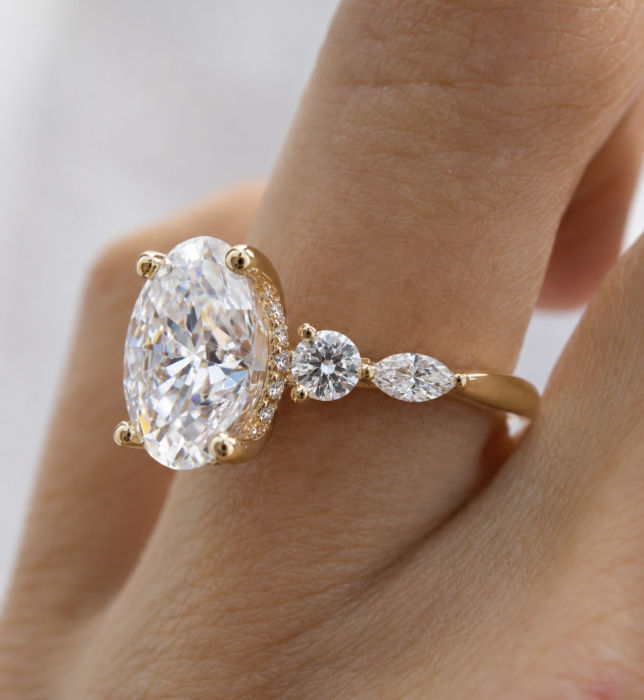 Inel de Logodnă Moissanite Oval cu Halo Ascuns & Pietre Laterale – The Everly [5]