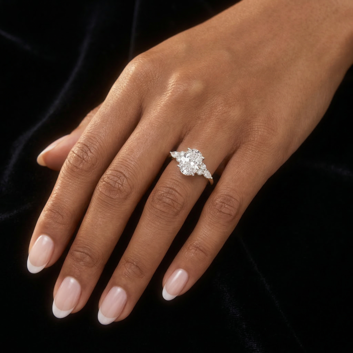 Inel Logodnă Diamant Laborator Oval 1-4 Carate E VS1 cu Diamante Marquise și Rotunde | Inel Logodnă Elegant Cathedral – Estera Jewellery [7]