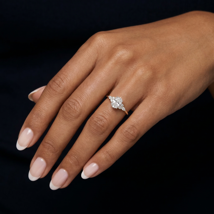 Inel Logodnă Diamant Laborator Oval 1-4 Carate E VS1 cu Diamante Marquise și Rotunde | Inel Logodnă Elegant Cathedral – Estera Jewellery [6]