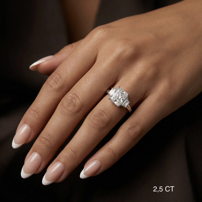 Inel de logodna cu Diamant de Laborator Radiant si Diamante Trapezoidale model Trilogie | Argint, Aur sau Platina [11]