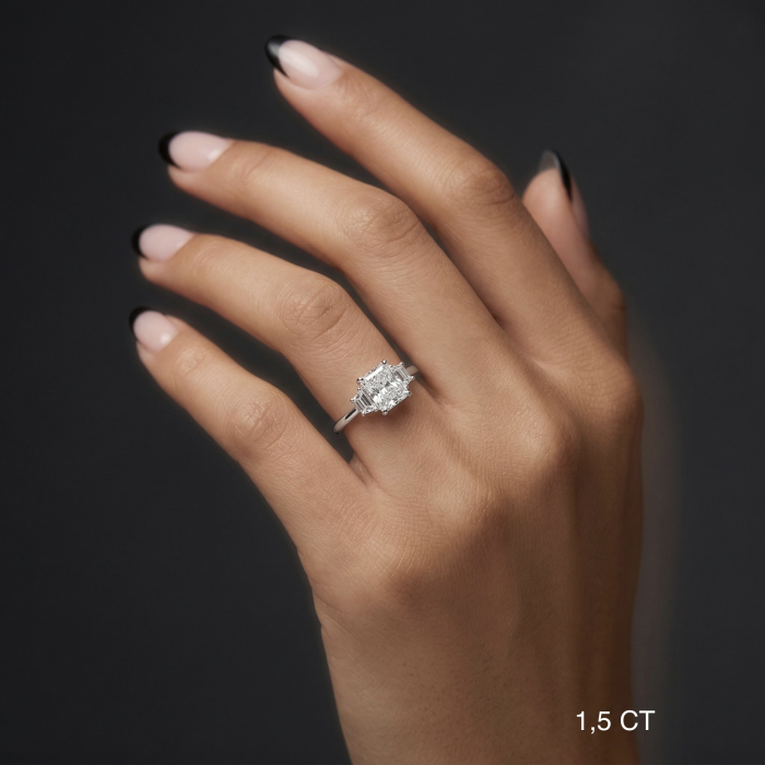 Inel de logodna cu Diamant de Laborator Radiant si Diamante Trapezoidale model Trilogie | Argint, Aur sau Platina [10]