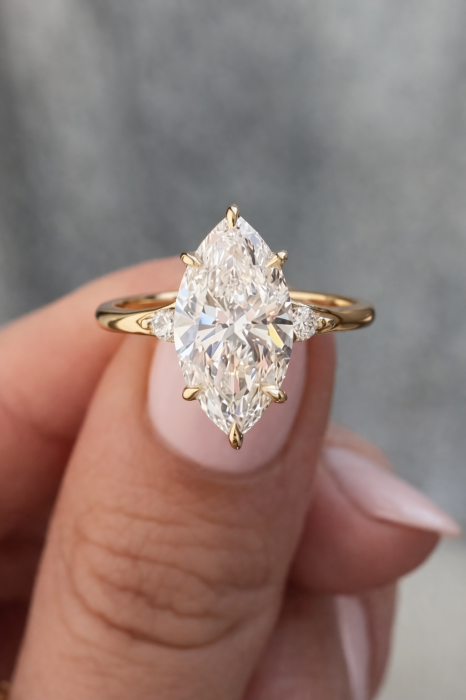 Inel de logodnă diamant laborator marchiz E VS1 cu diamante laterale și safir | Argint, Aur sau Platina [14]