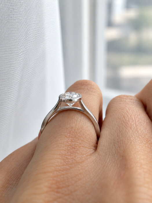 Engagement ring with an oval brilliant-cut D VVS1 moissanite, bezel setting | Gold or Platinum [14]