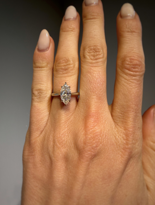 Inel de logodna cu moissanite Marchiz 2 carate, halo ascuns si mini pave | Aur sau platina [14]