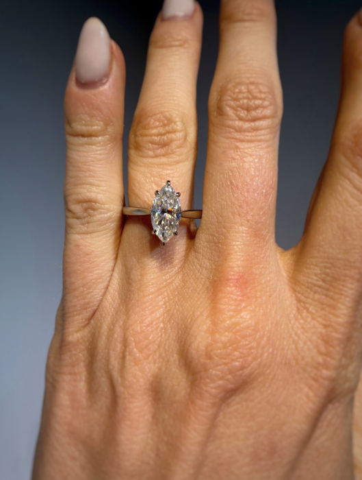 Inel de logodna cu moissanite Marchiz 2 carate, halo ascuns si mini pave | Aur sau platina [15]