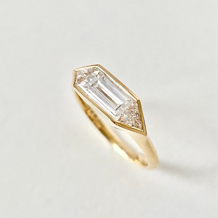 Inel de logodnă cu moissanite baguette East-West bezel [4]