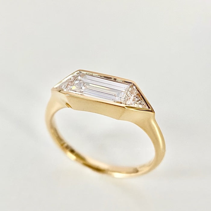 Inel de logodnă cu moissanite baguette East-West bezel [3]