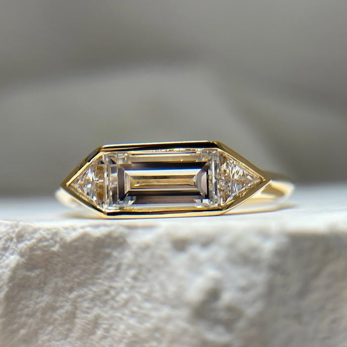 Inel de logodnă cu moissanite baguette East-West bezel [5]