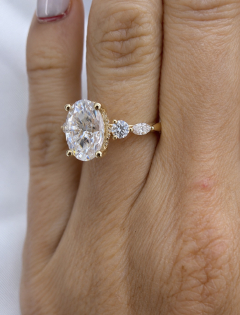 Inel de Logodnă Moissanite Oval cu Halo Ascuns & Pietre Laterale – The Everly [5]
