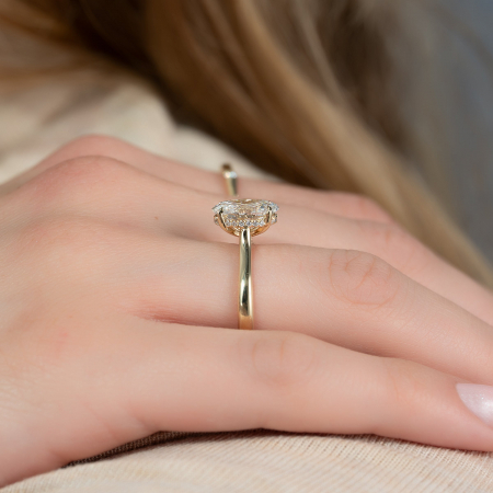 Inel logodnă diamant de laborator oval E VS1 – hidden halo și pavé galerie – aur sau platină [3]