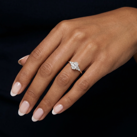 Inel Logodnă Diamant Laborator Oval 1-4 Carate E VS1 cu Diamante Marquise și Rotunde | Inel Logodnă Elegant Cathedral – Estera Jewellery [5]