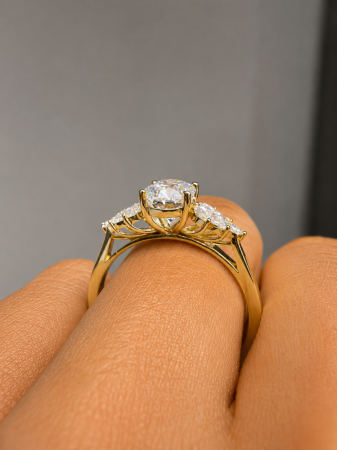 Inel de logodnă oval cu diamant de laborator E VS1 și accente marquise [8]