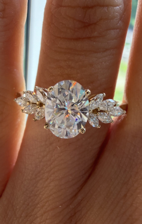 Inel de logodnă oval cu diamant de laborator E VS1 și accente marquise [5]