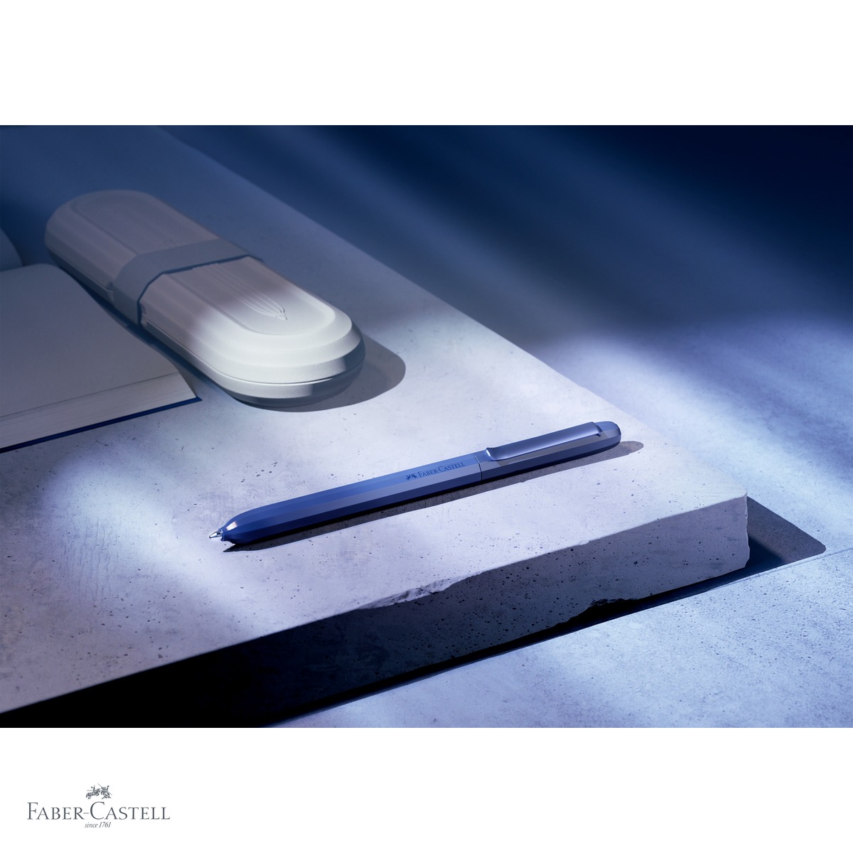 Pix premium Faber-Castell Avori Midnight Muse, mecanism rotativ, mina albastra XB, din plastic reciclat, bleumarin [3]