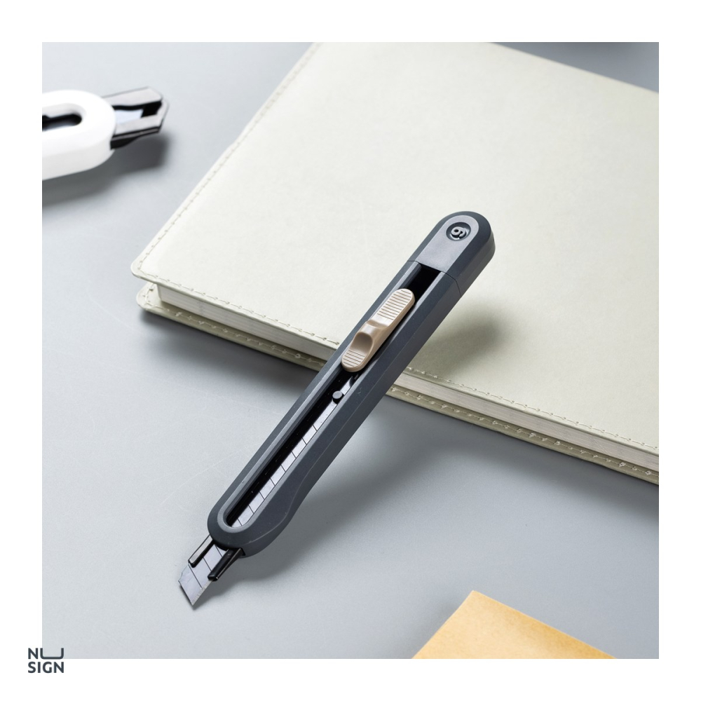 Cutter mic Deli Nusign cu sina, lama neagra 9 mm, 13 segmente, 137x20x15 mm, gri [5]