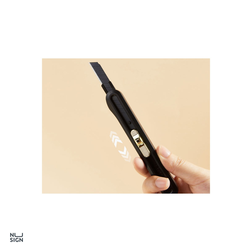 Cutter mic Deli Nusign cu sina, lama neagra 9 mm la 60 de grade, 13 segmente, 137x20x15 mm, negru [5]