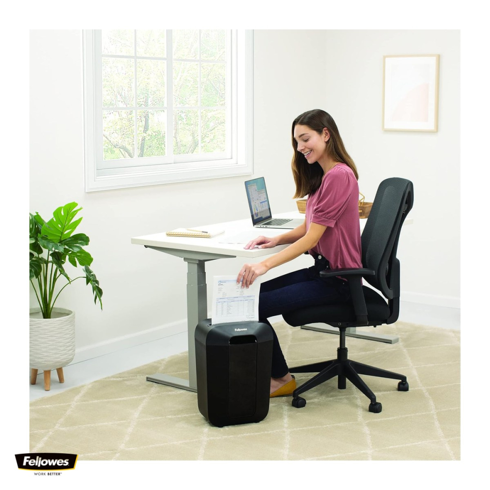 Distrugator de documente Fellowes LX70, taiere cross-cut P-4 in particule de 4x40 mm, 11 coli, cos de 18 l cu capac, pentru acasa si birou, 46x22x31 cm [4]