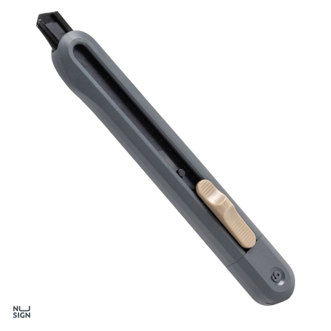 Bricolaj - Cutter mic Deli Nusign cu sina, lama neagra 9 mm, 13 segmente, 137x20x15 mm, gri
