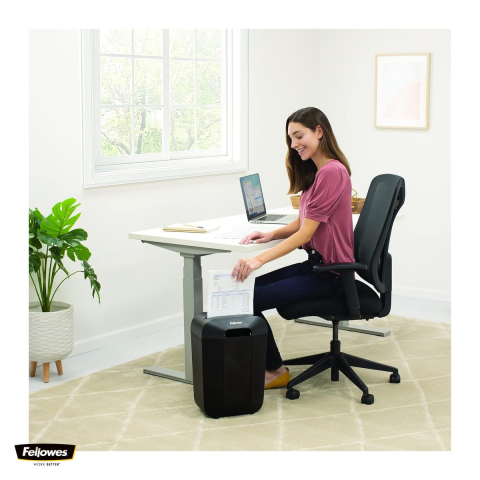 Distrugator de documente Fellowes LX70, taiere cross-cut P-4 in particule de 4x40 mm, 11 coli, cos de 18 l cu capac, pentru acasa si birou, 46x22x31 cm [3]