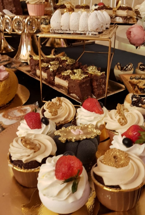 Candy Bar de nunta cu arcada de flori albe [9]