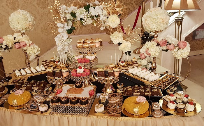 Candy Bar de nunta cu arcada de flori albe [3]