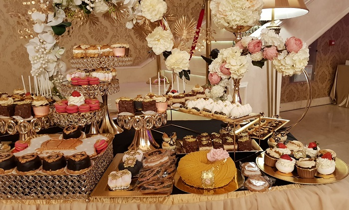 Candy Bar de nunta cu arcada de flori albe [2]