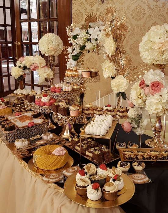 Candy Bar de nunta cu arcada de flori albe [11]