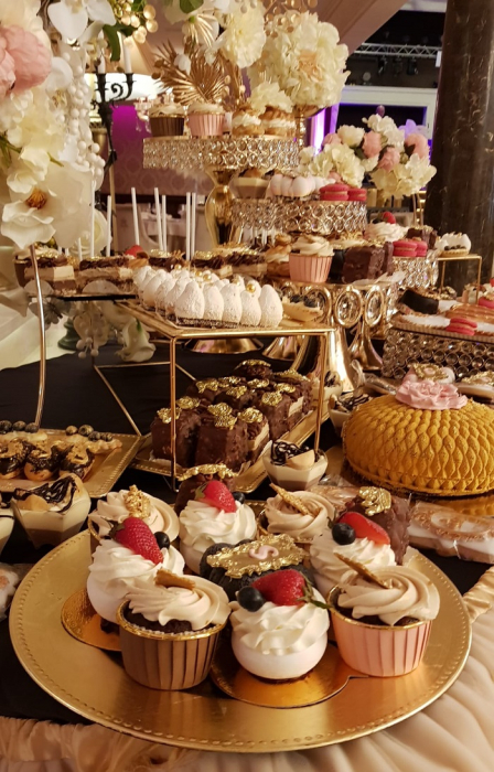 Candy Bar de nunta cu arcada de flori albe [7]