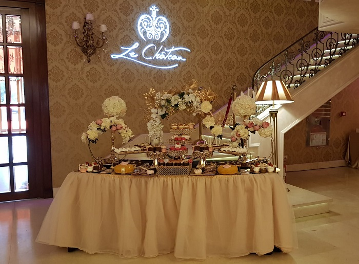 Candy Bar de nunta cu arcada de flori albe [6]