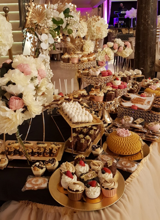 Candy Bar de nunta cu arcada de flori albe [8]