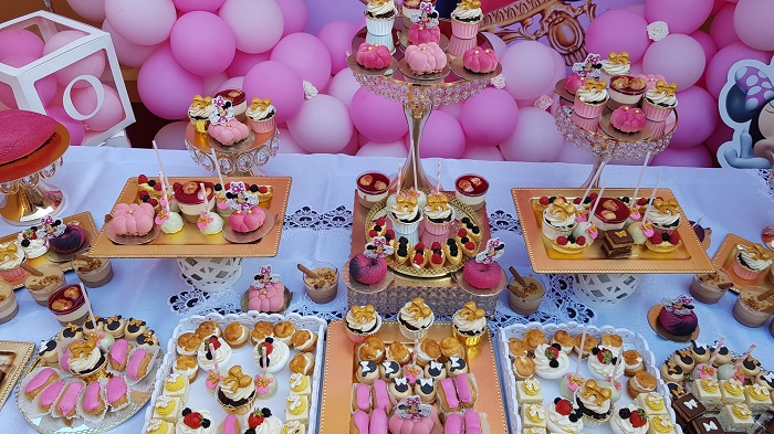 Candy Bar cu Minnie Mousse si arcada de baloane [4]
