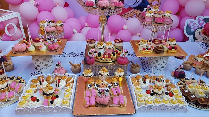 Candy Bar cu Minnie Mousse si arcada de baloane [6]