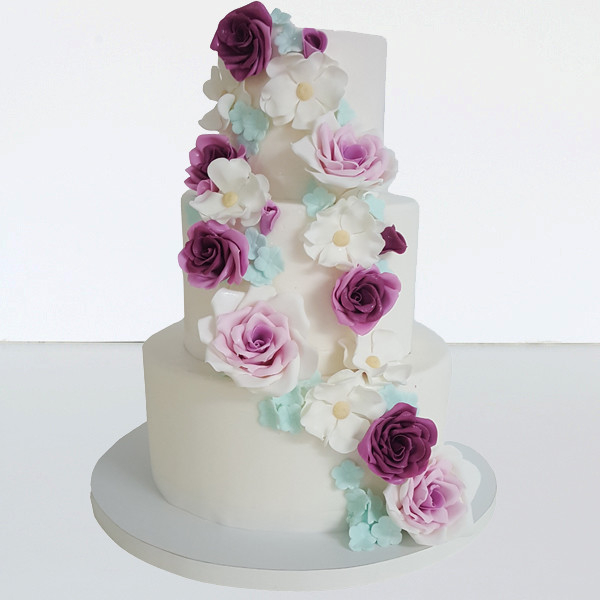 Tort nunta cu flori albe, roz si rosii [1]
