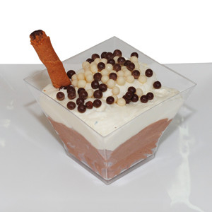 Briose,cup cakes - Cupe mouse cu ciocolata neagra si alba