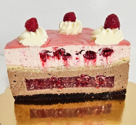 Compozitie - Blat umed de ciocolata cu pepite de ciocolata, mousse de ciocolata belgiana cu lapte, jeleu de zmeura, blat umed de vanilie, mousse de zmeura+ zmeura intreaga, blat alb da vanilie