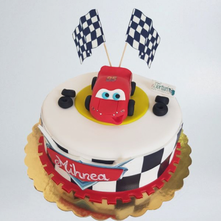 Torturi in pasta de zahar pentru baietei - Tort 1 cars si stegulete