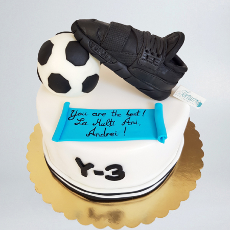 Torturi in pasta de zahar pentru baietei - Tort cu Adidas de fotbal