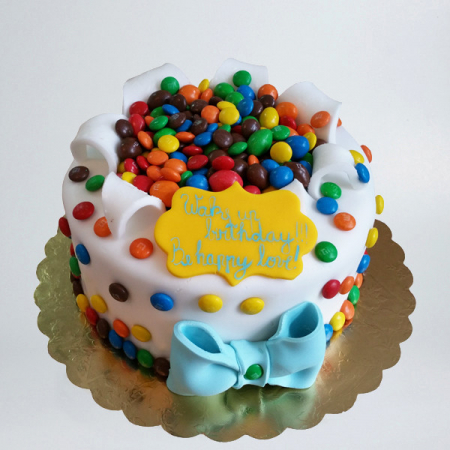 Torturi in pasta de zahar pentru fetite - Tort cu bombonele M&M'S