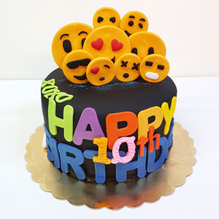 Torturi in pasta de zahar pentru baietei - Tort cu emoticoane pe negru
