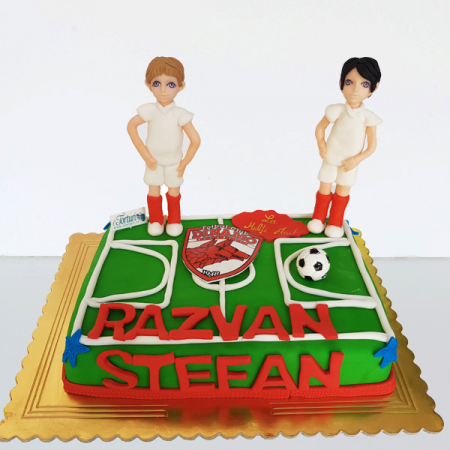 Torturi in pasta de zahar pentru baietei - Tort cu fotbalisti Dinamo in picioare