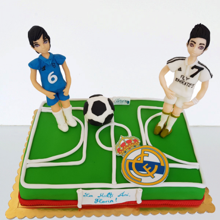 Torturi in pasta de zahar pentru baietei - Tort cu Fotbalisti in picioare Real Madrid