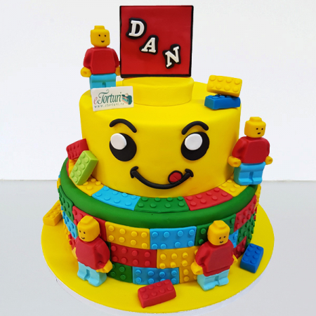 Torturi in pasta de zahar pentru baietei - Tort cu Lego si multe piese