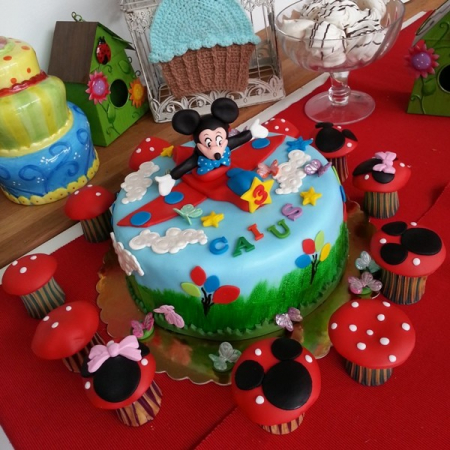 Torturi cu Briose - Tort cu Mickey Mouse si briose