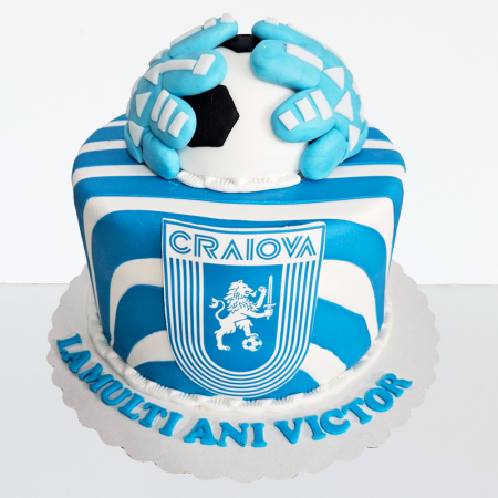 Torturi in pasta de zahar pentru baietei - Tort cu minge si manusi de fotbal Craiova