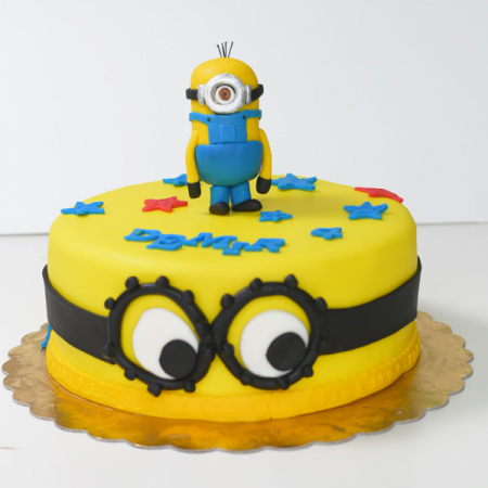 Torturi in pasta de zahar pentru baietei - Tort cu Minion cu ochelari