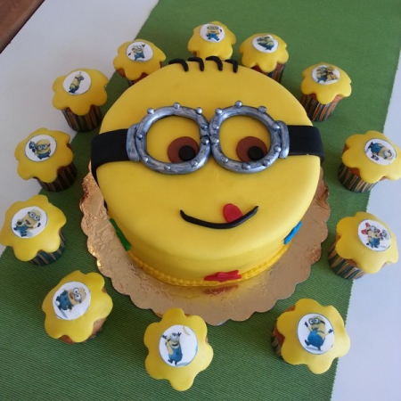 Torturi cu Briose - Tort cu Minioni si briose