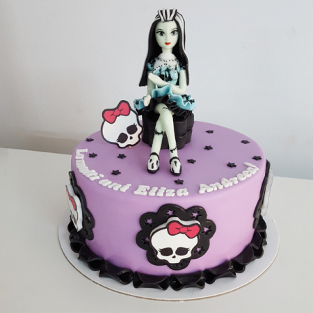 Torturi in pasta de zahar pentru fetite - Tort cu Monster High pe tort